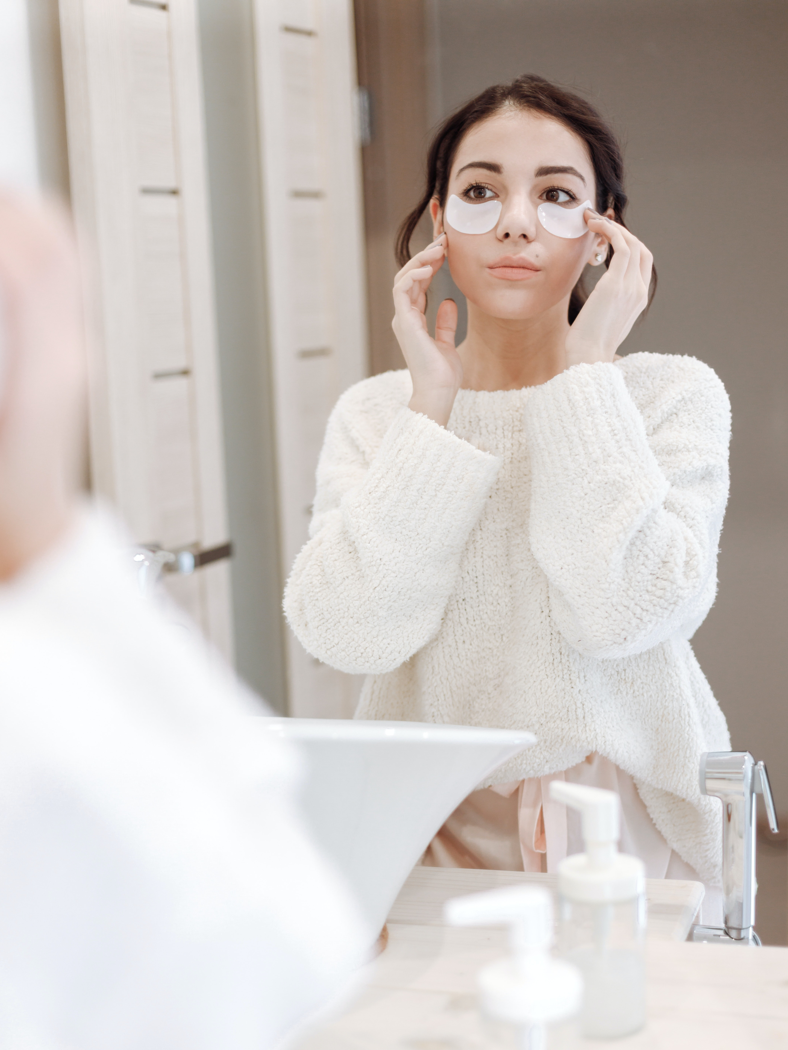 Understanding the potential risks and side effects of certain eye skincare ingredients, such as fragrances and harsh chemicals